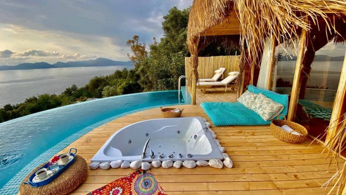 أكواخ شهر العسل في فتحية: تجربة رومانسية وسط الطبيعة