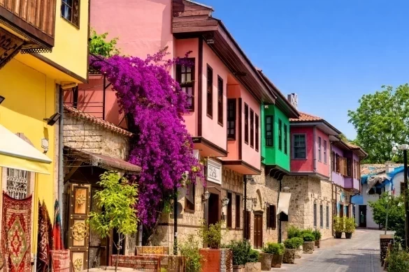 سحر الماضي في قلب أنطاليا: رحلة إلى البلدة القديمة (كاليتشي)