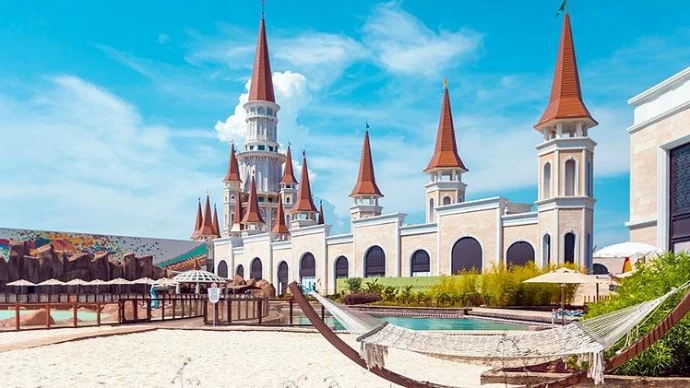 ماذا يوجد في أرض الأساطير في أنطاليا؟